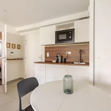 Cozy With Private Garden 500m From The Center
