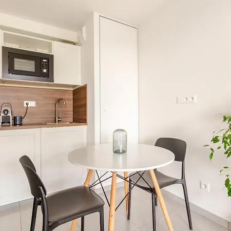 Cozy With Private Garden 500m From The Center Barr
