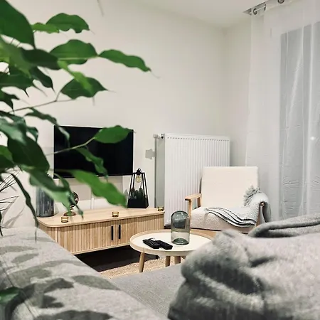 Cozy With Private Garden 500m From The Center Apartamento